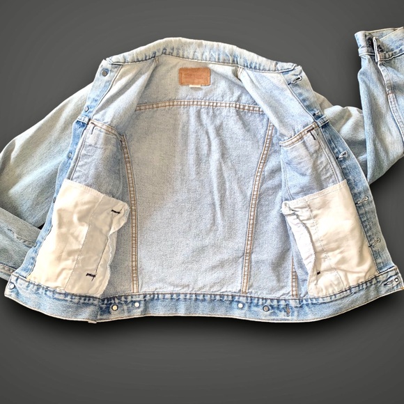 v i n t a g e :: Levis Denim Jacket Distressed Light Wash - Picture 6 of 15